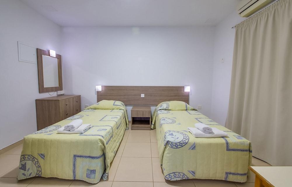 أيا نابا Green Bungalows Hotel Apartments المظهر الخارجي الصورة